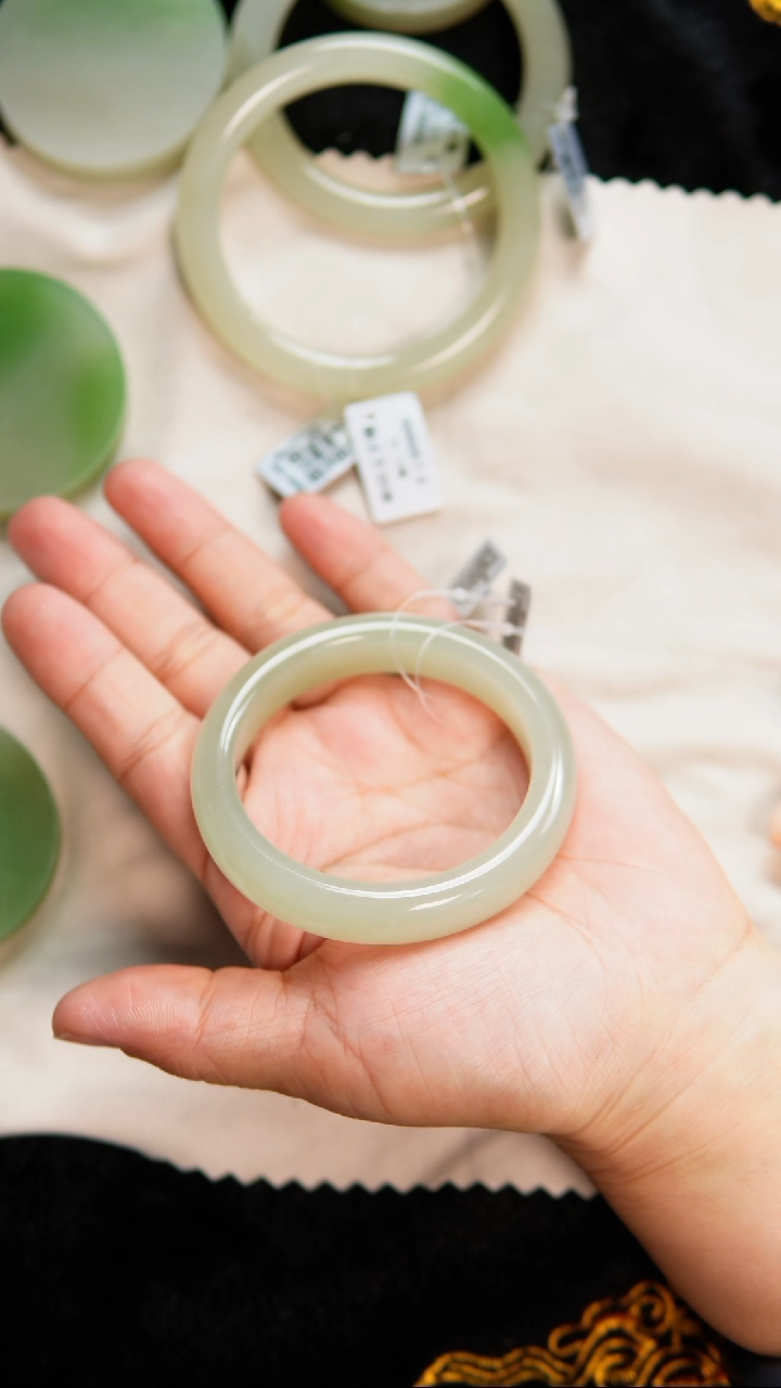 【闪购商品】和田玉手镯未镶嵌55圈口正装宽版冰葡萄肉手镯