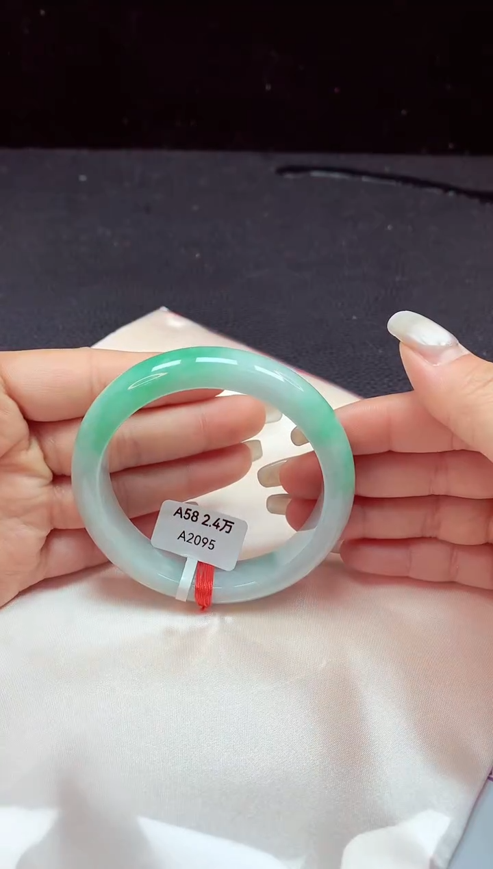 【闪购商品】翡翠手镯未镶嵌镯子58