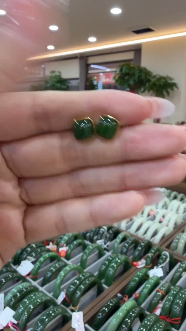 颈饰18K金镶嵌和田玉耳饰一对