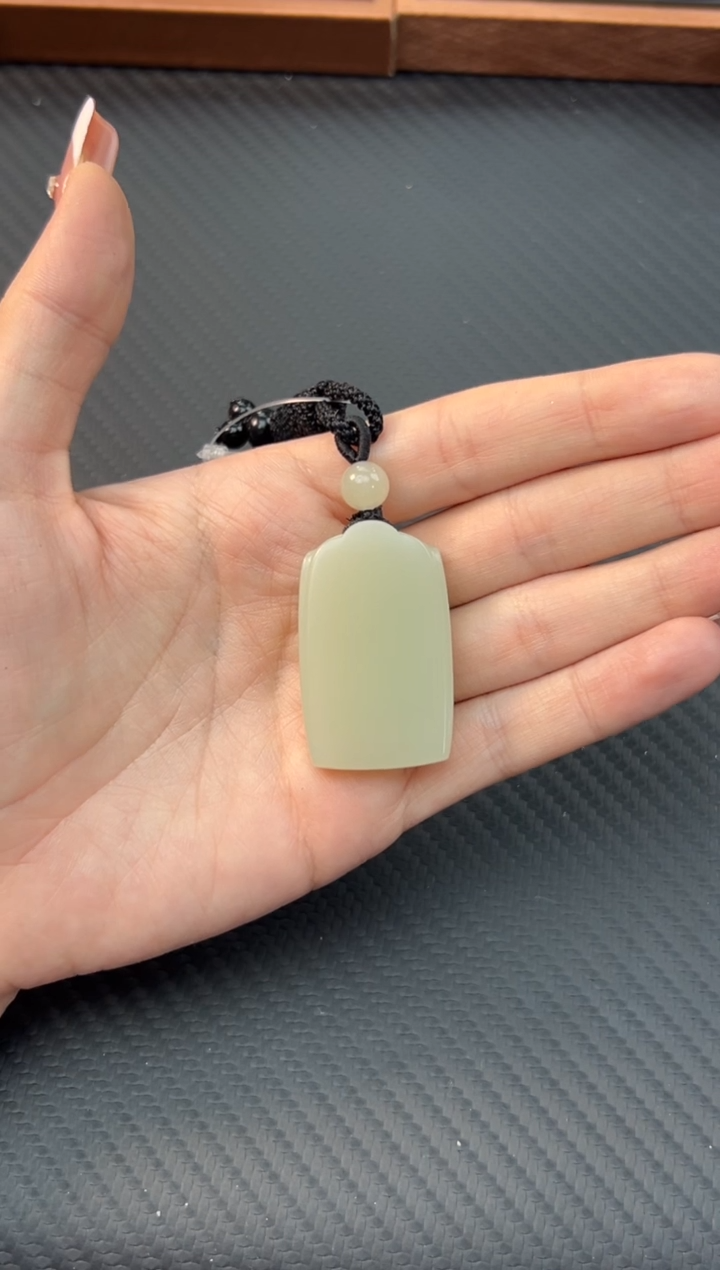 【闪购商品】和田玉吊坠(赠链)未镶嵌且末微色差迪克兰吊坠