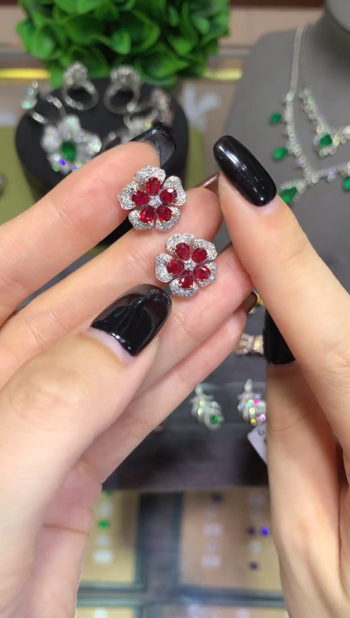 18K金镶嵌耳钉红宝石2.0CT
