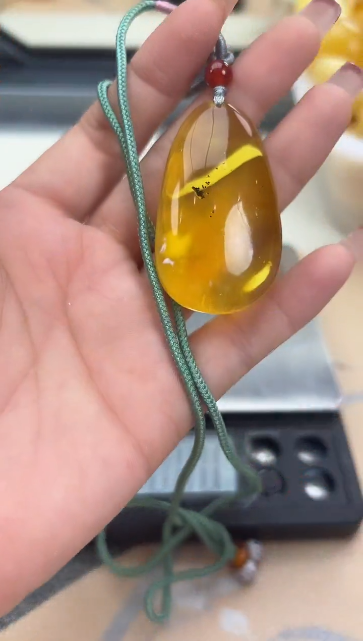 【闪购商品】琥珀裸石未镶嵌蜜蜡吊坠