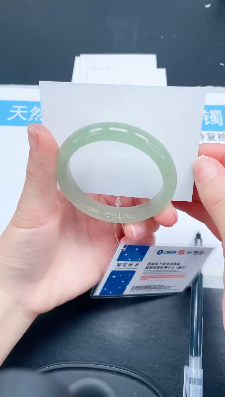 【闪购商品】石英质玉手镯未镶嵌52-54.5