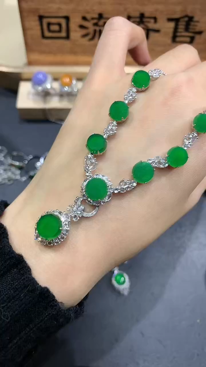 【闪购商品】翡翠吊坠(赠链)18K金镶嵌35团购