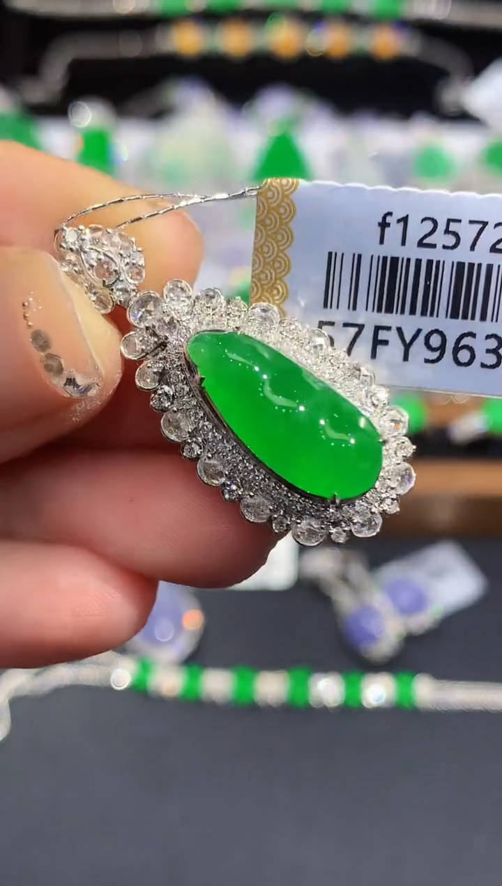 吊坠(不含链)18K金镶嵌翡翠多样性发其一