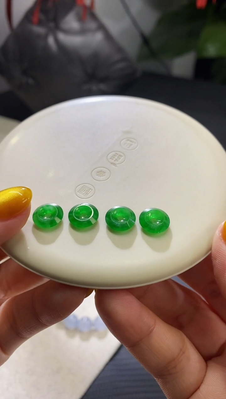 【闪购商品】翡翠挂件未镶嵌一手平安扣