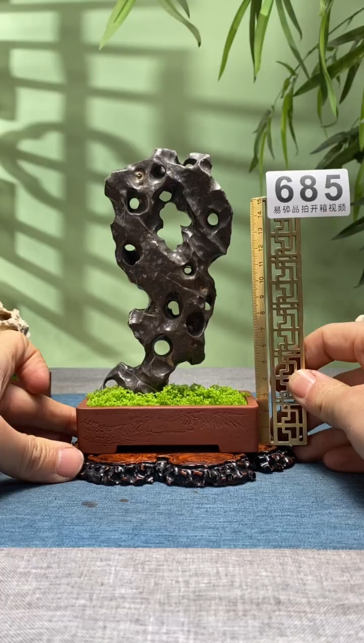 【闪购商品】树脂制品底座 石头是青州玲珑石685号