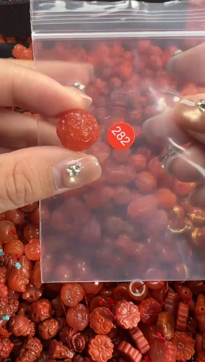 南红玛瑙未镶嵌颈饰1