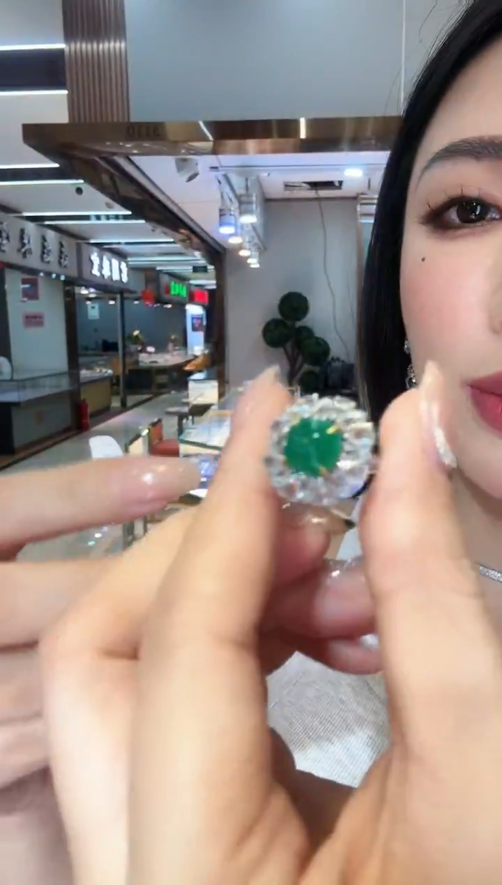 18K金镶嵌戒指祖母绿2.65ct