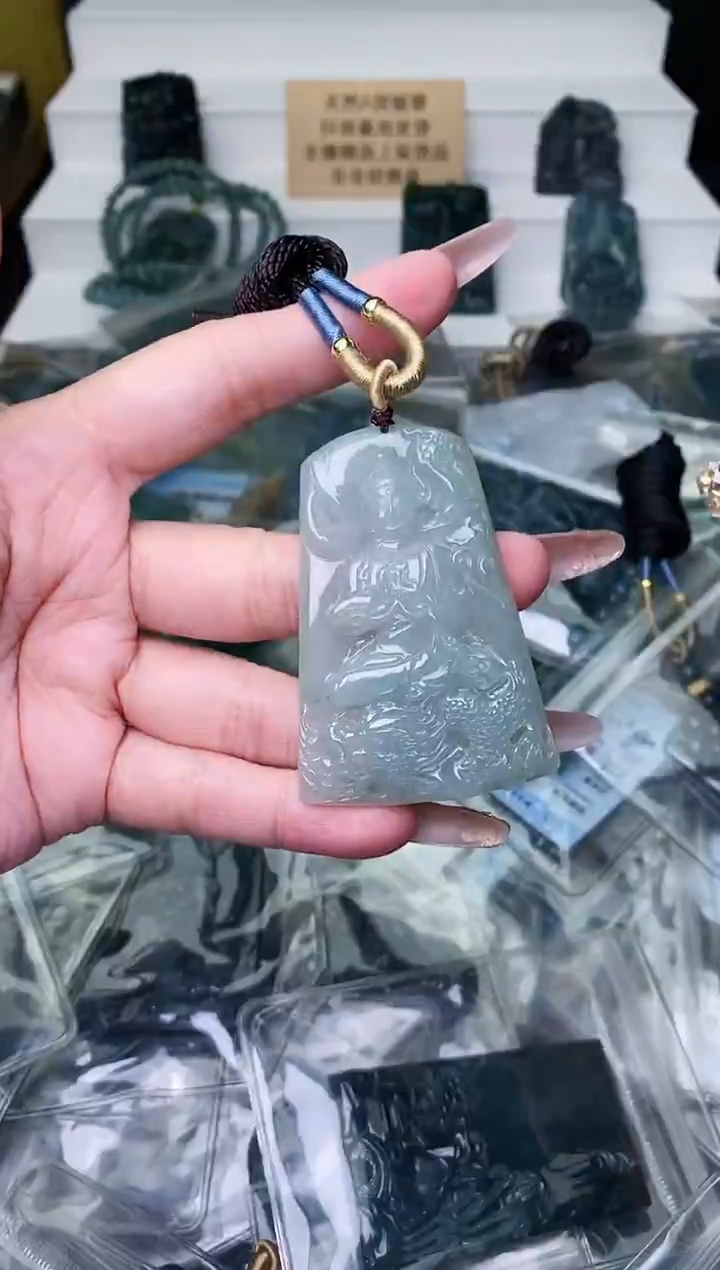 颈饰未镶嵌翡翠 