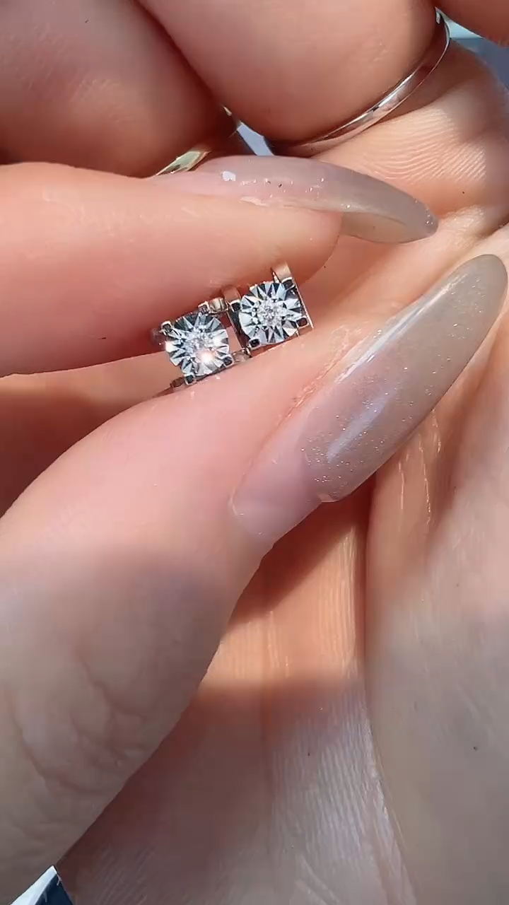 【闪购商品】钻石耳钉18K金镶嵌发一