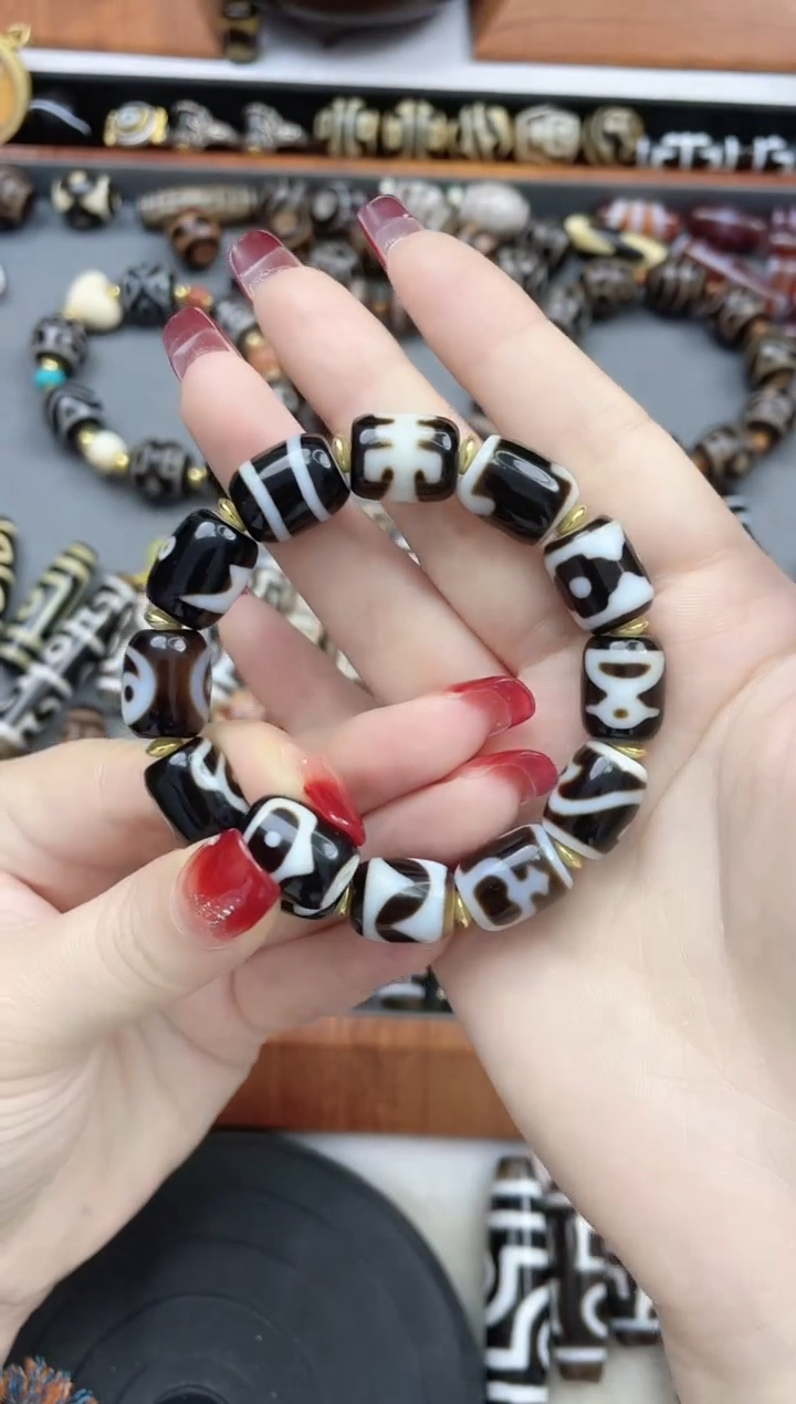 【闪购商品】玛瑙/玉髓手串未镶嵌小黑白桶珠手串随机图腾