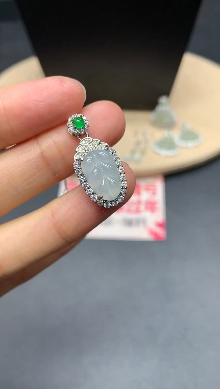 【闪购商品】翡翠吊坠(不含链)银S925镶嵌叶子【多样性发其一】