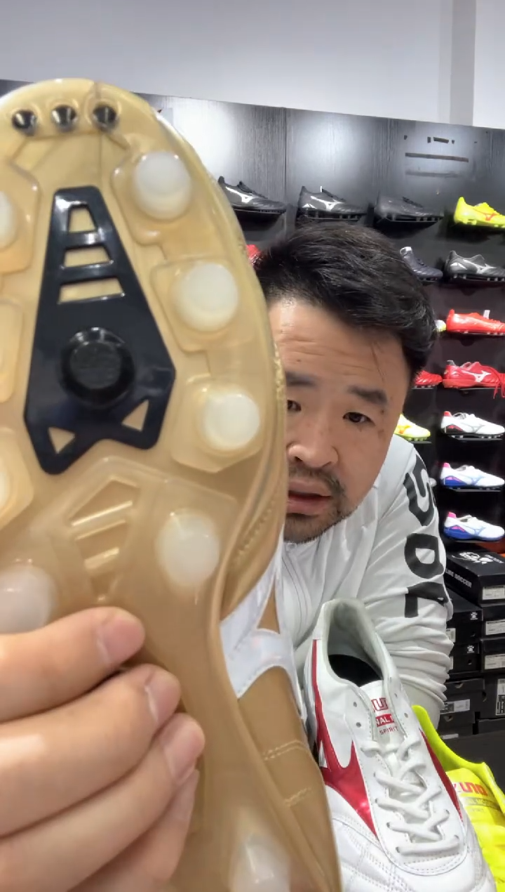 飞****️金色尺码42.5/275，价格2499元