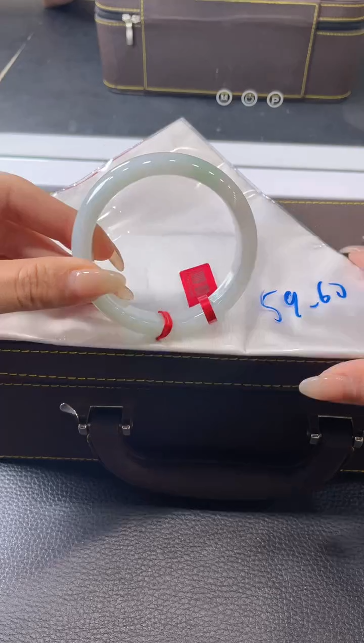 【闪购商品】翡翠手镯未镶嵌手镯