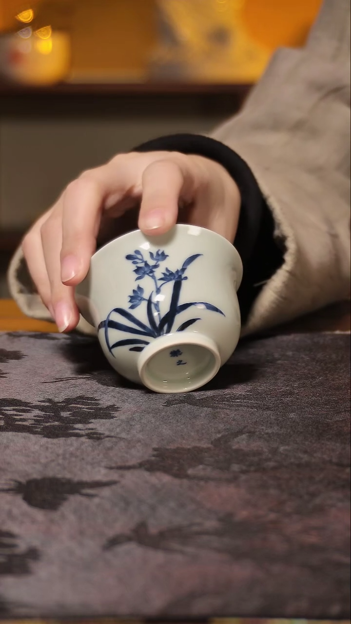 乐之斋青花兰花书法炉式杯