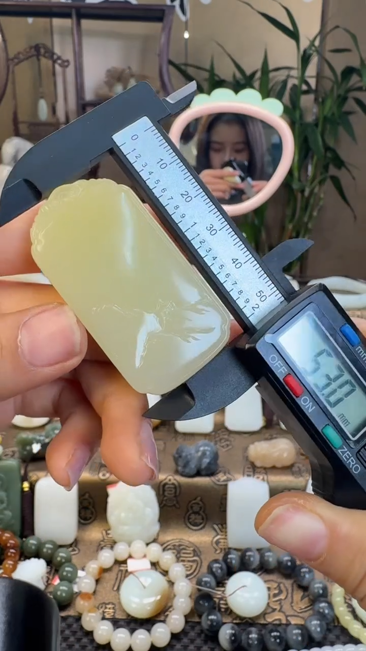 颈饰未镶嵌和田玉若羌黄口无事牌