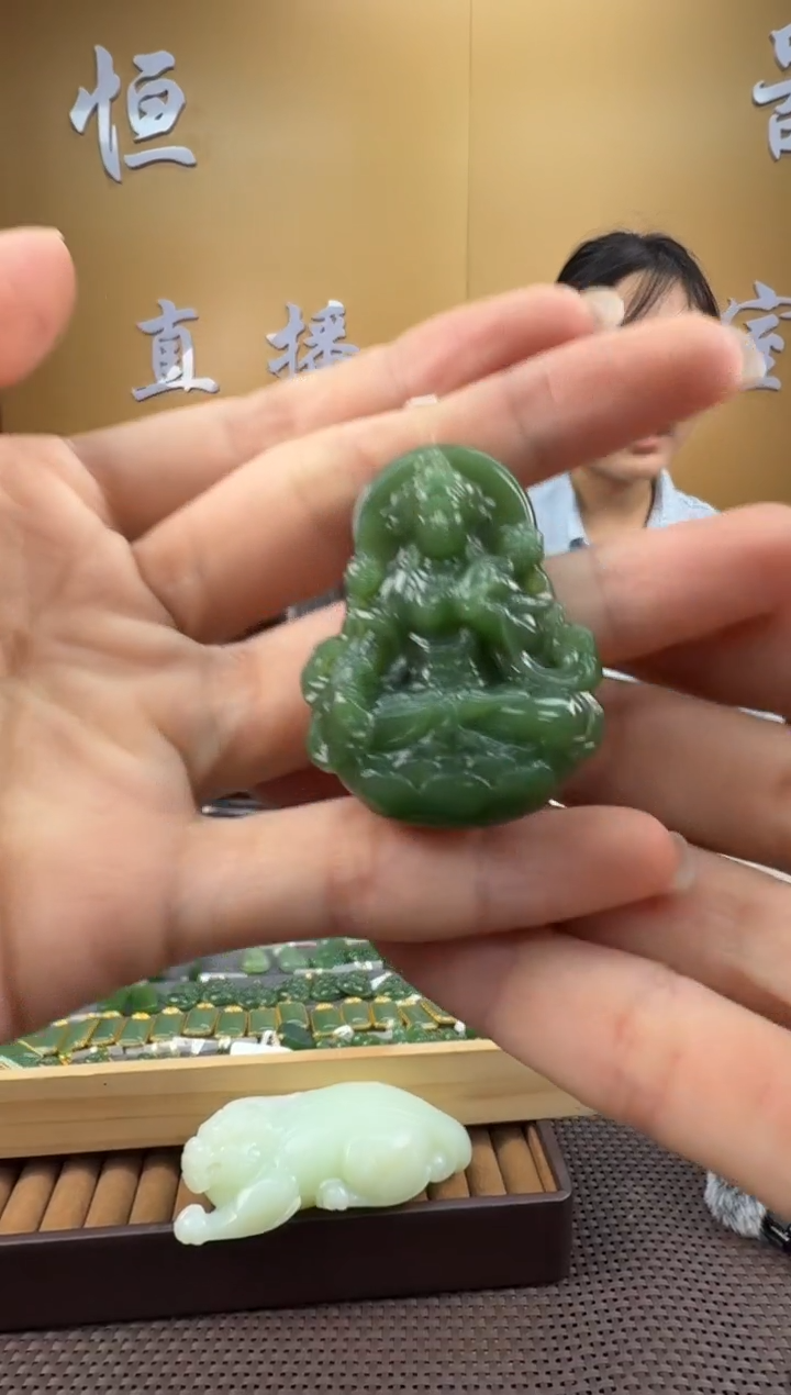 和田玉未镶嵌颈饰挂件