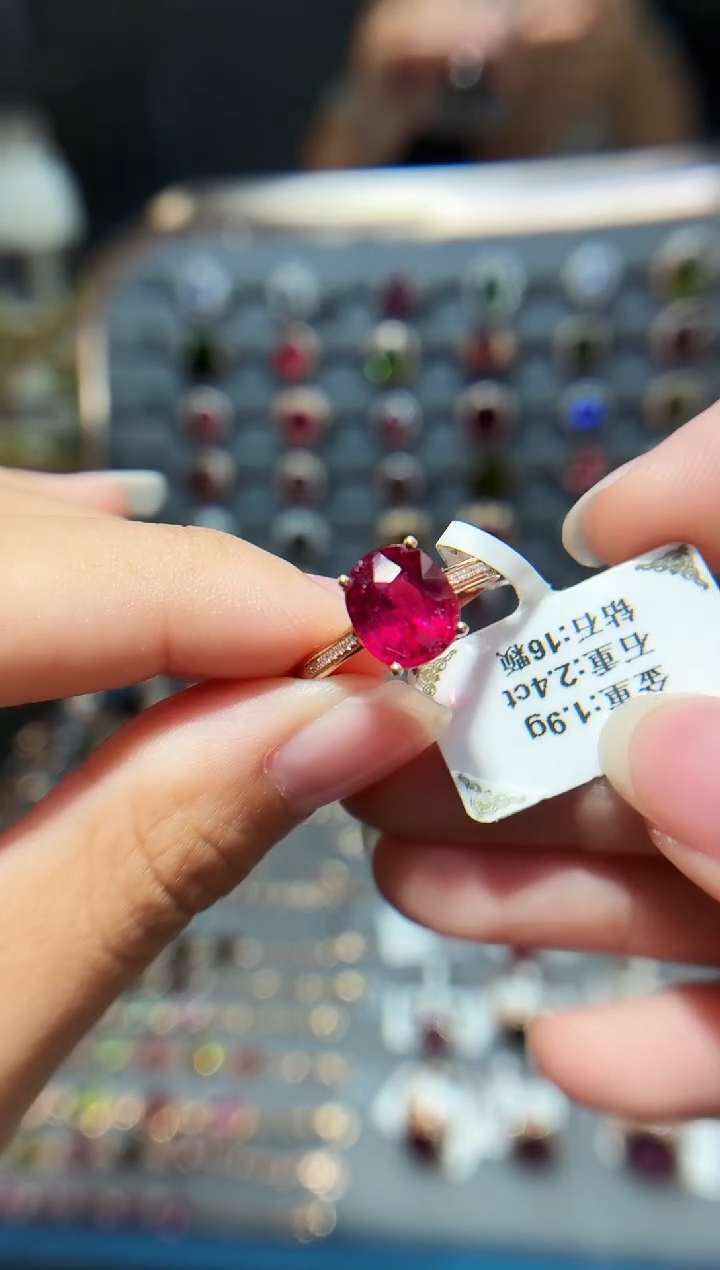 18K金镶嵌戒指碧玺2.4..