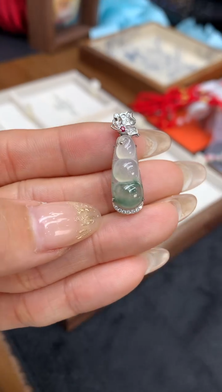 【闪购商品】翡翠颈饰18K金镶嵌福豆