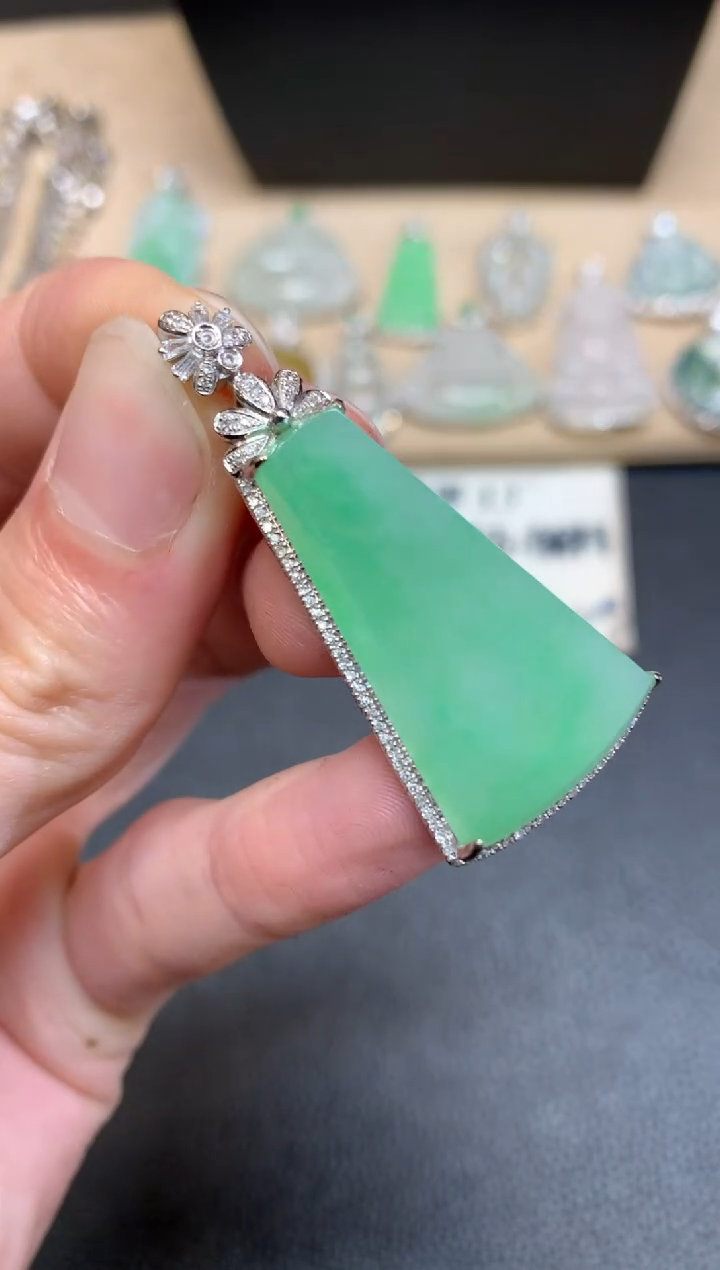 【闪购商品】翡翠颈饰18K金镶嵌无事牌【无服务费】