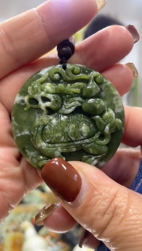 未镶嵌蛇纹石玉吊坠  