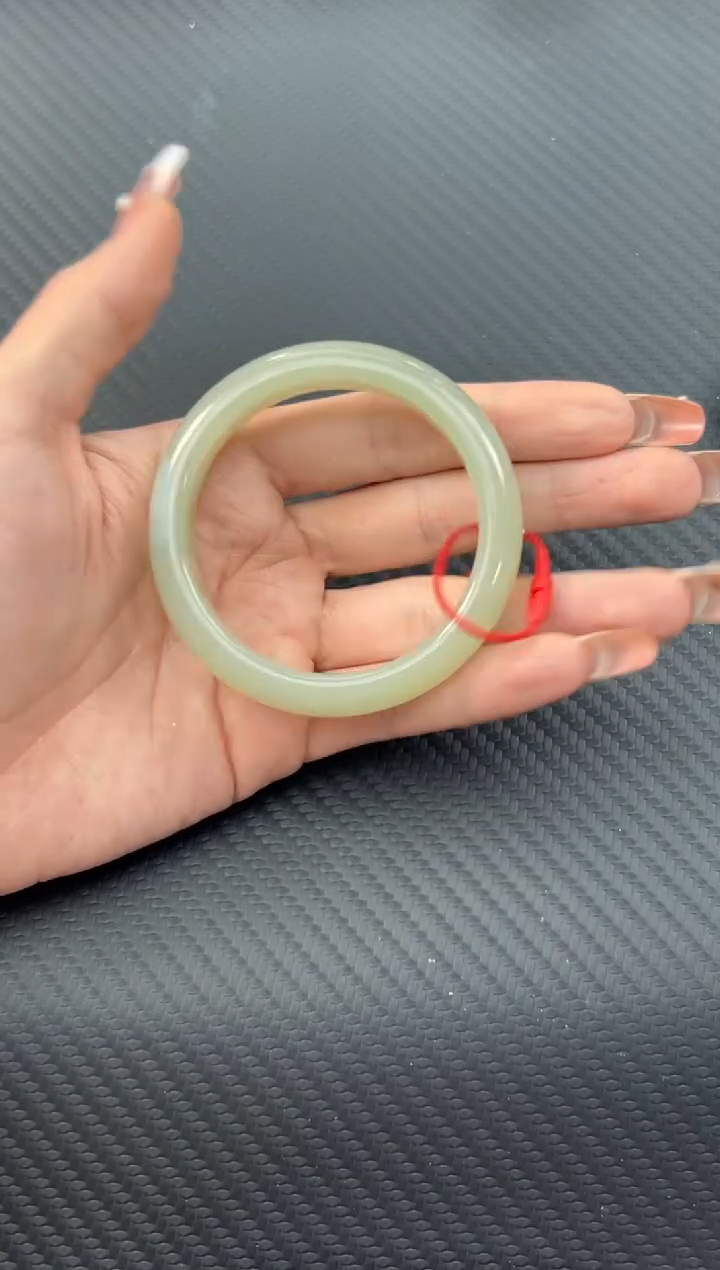 【闪购商品】和田玉手镯未镶嵌且末微色差近矿52手镯