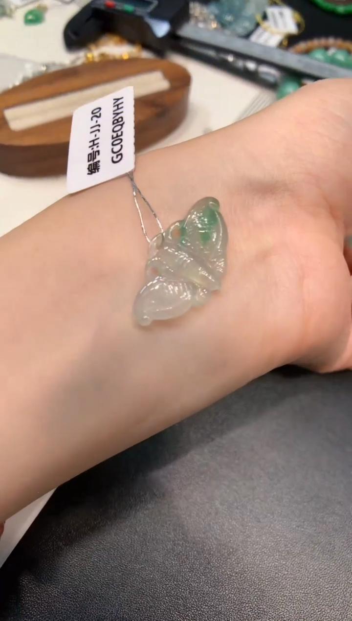 颈饰未镶嵌翡翠蝴蝶