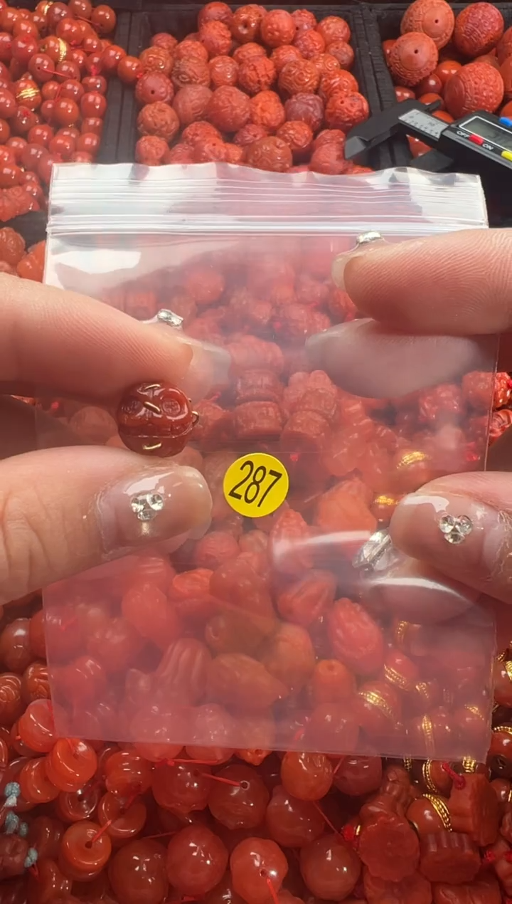 南红玛瑙未镶嵌颈饰1