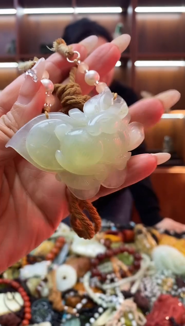 未镶嵌蛇纹石玉吊坠     