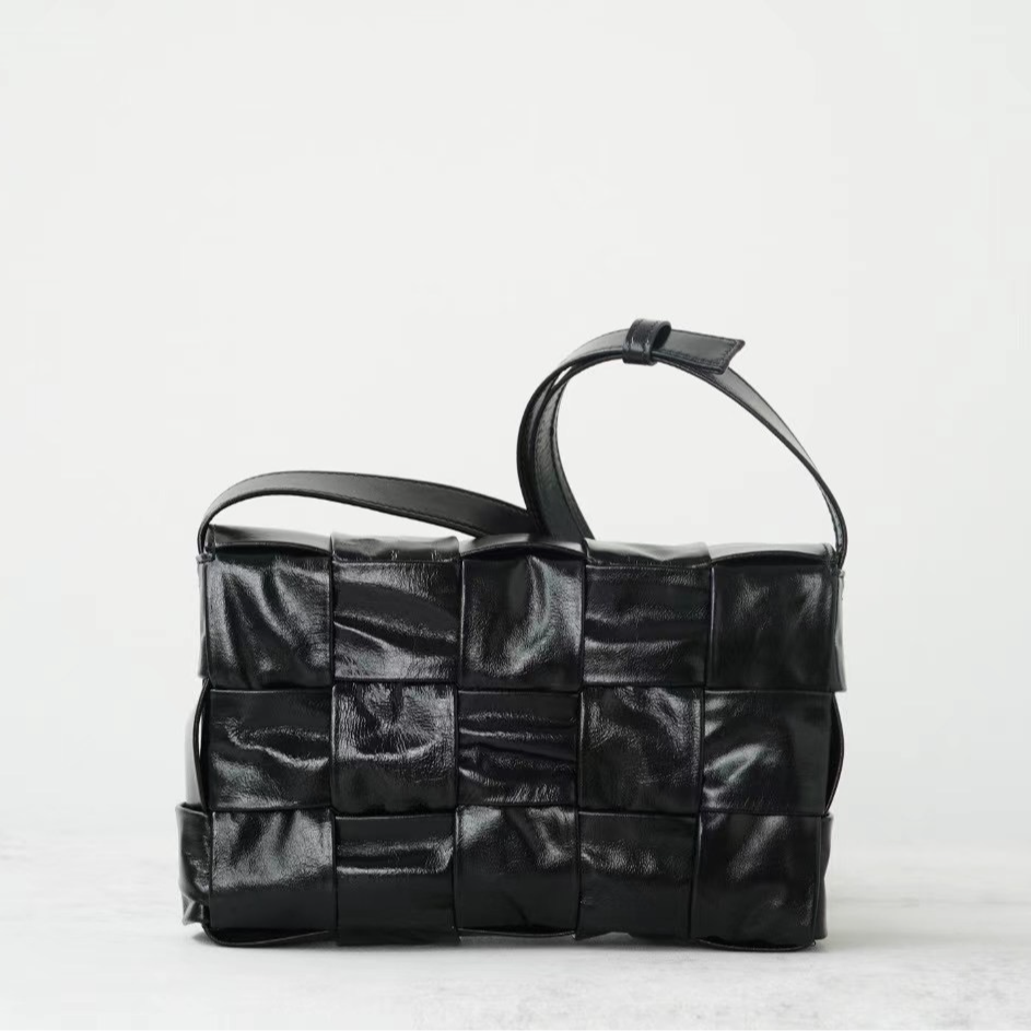 拉拉定制【BV-15格】三角扣油蜡皮 原厂皮 单肩 斜跨包休闲编织时尚