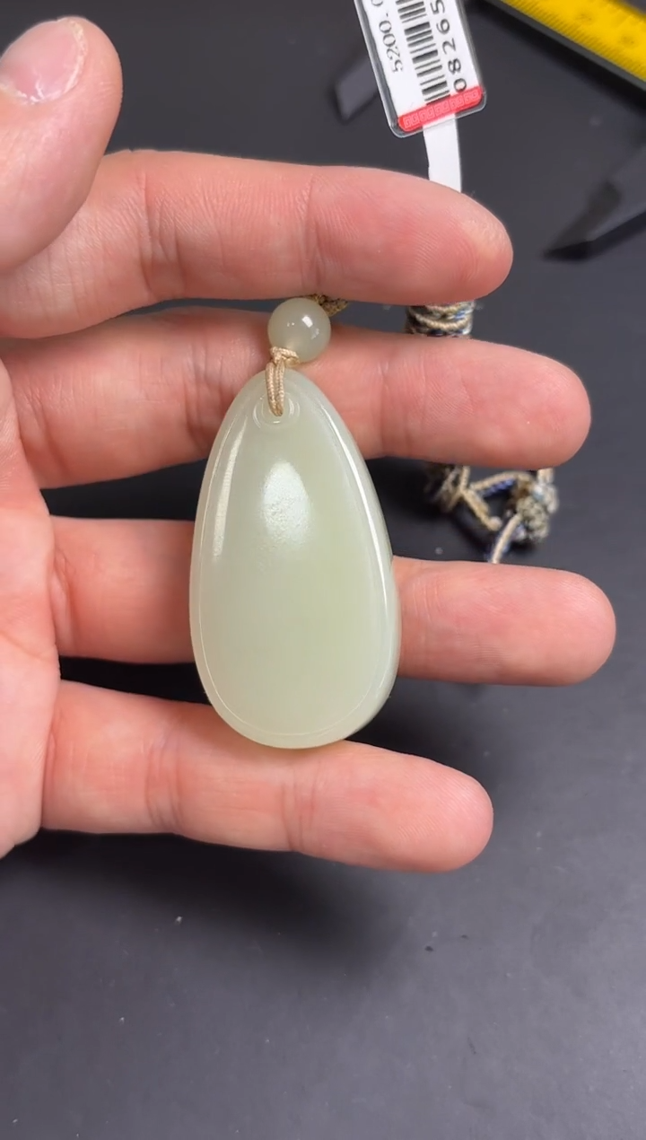 【闪购商品】和田玉吊坠(赠链)未镶嵌且末微色差迪克兰吊坠