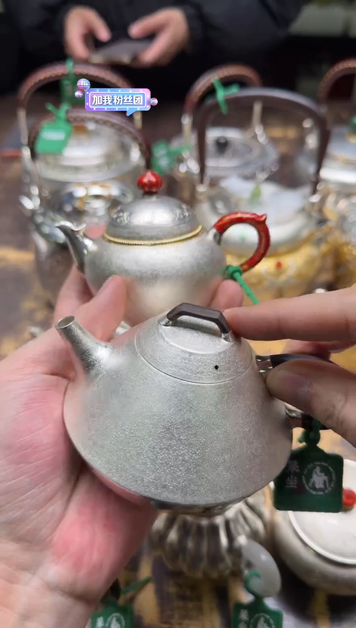 堇*.呆坐手敲雪花纹錾刻鎏金有凤来仪如意壶+整敲雪花纹轻石瓢壶