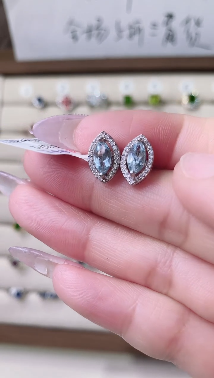 【闪购商品】海蓝宝石耳钉银S925镶嵌............