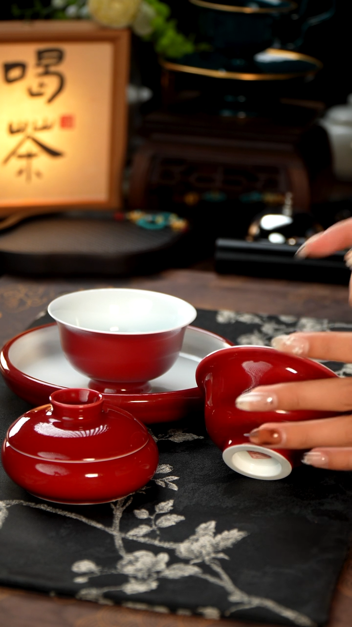 江壶见陶瓷宣德红盖碗一套