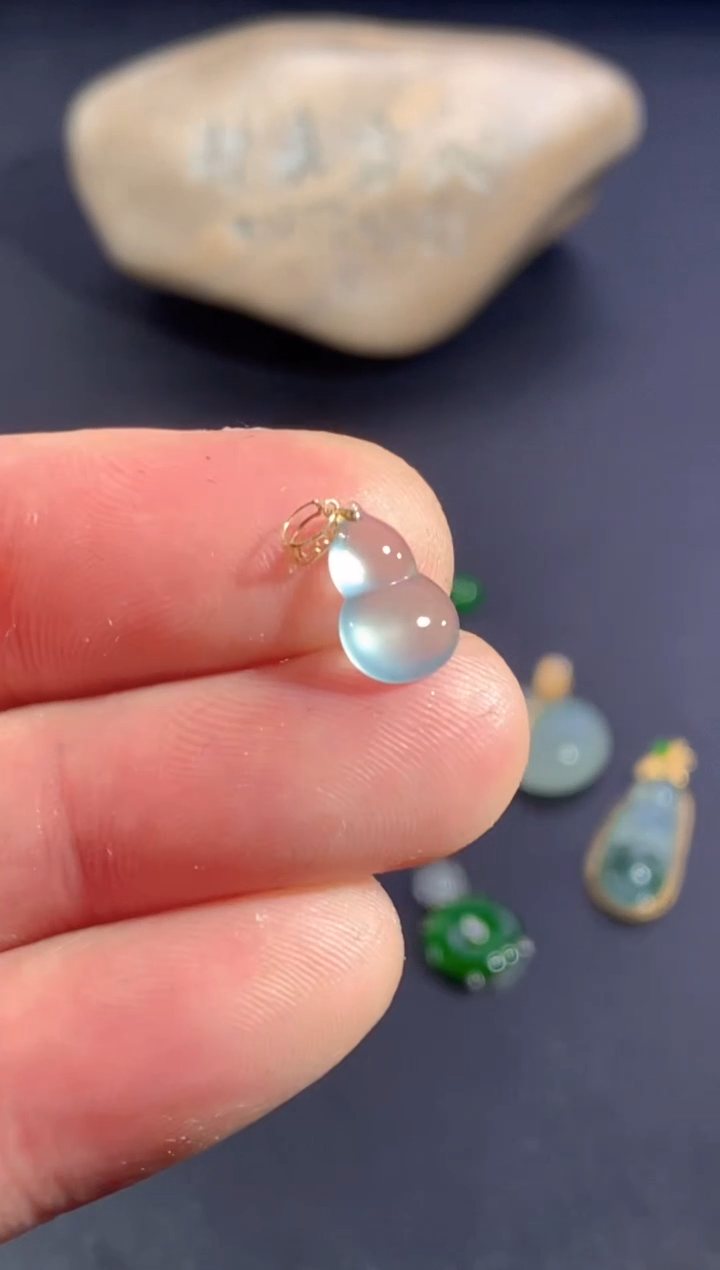 颈饰18K金镶嵌翡翠       