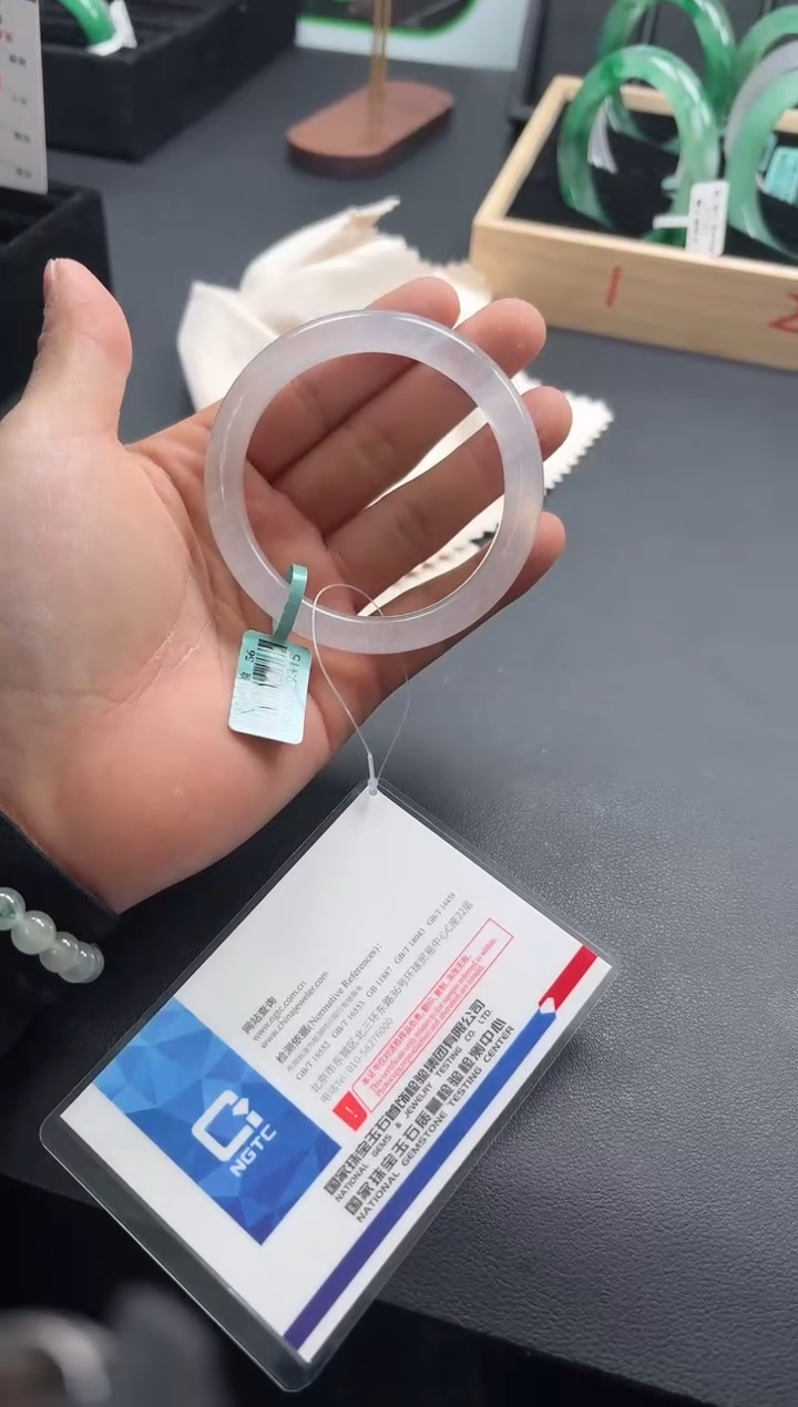 【闪购商品】石英质玉手镯未镶嵌56