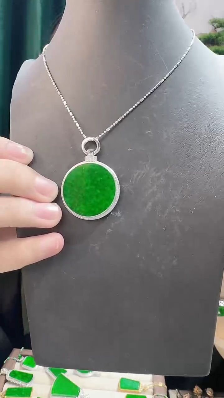 颈饰18K金镶嵌翡翠888888