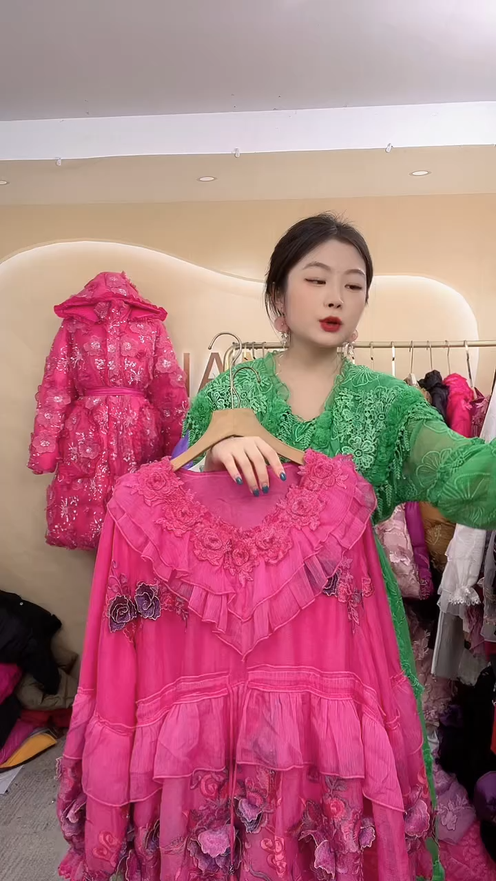 套头款玫红色花后上衣