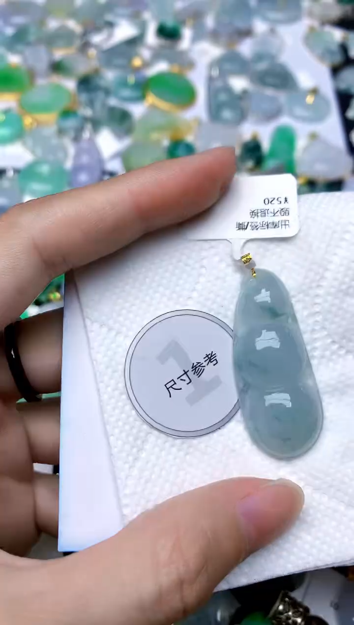 颈饰18K金镶嵌翡翠天然A货翡翠