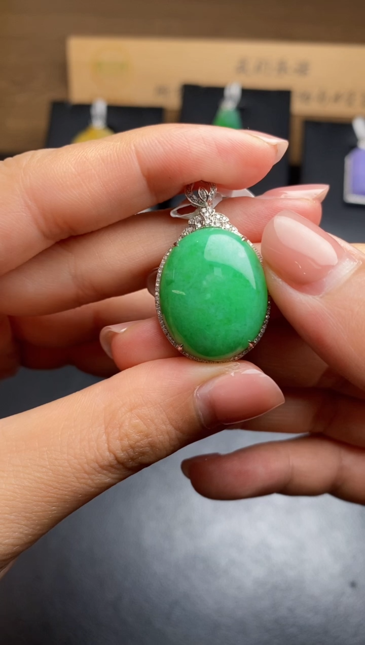 【闪购商品】翡翠颈饰18K金镶嵌翡翠