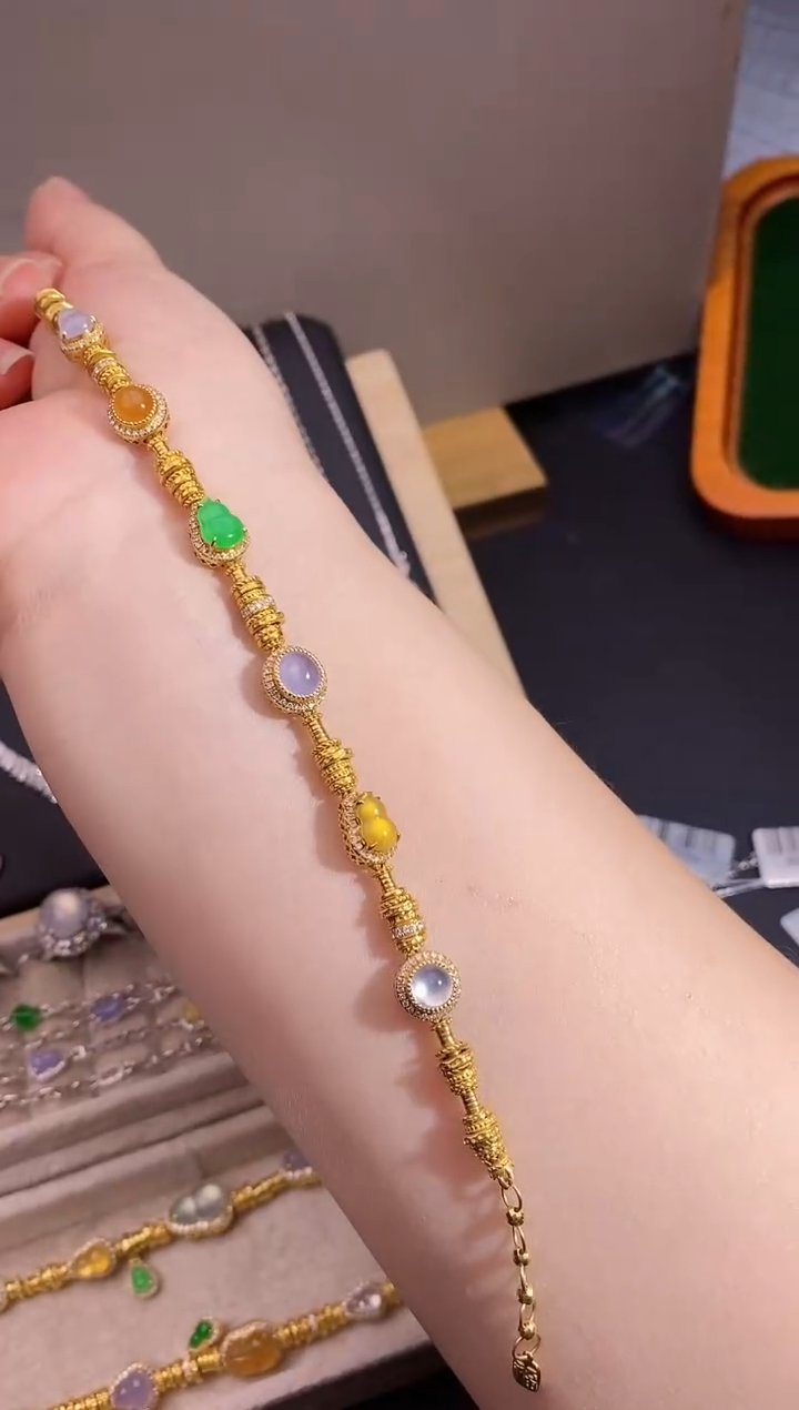 18K金镶嵌手链翡翠盘缠