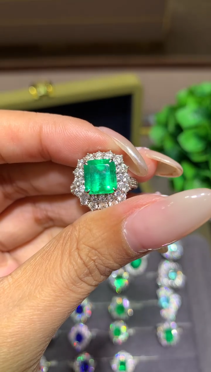 18K金镶嵌戒指祖母绿2.68ct