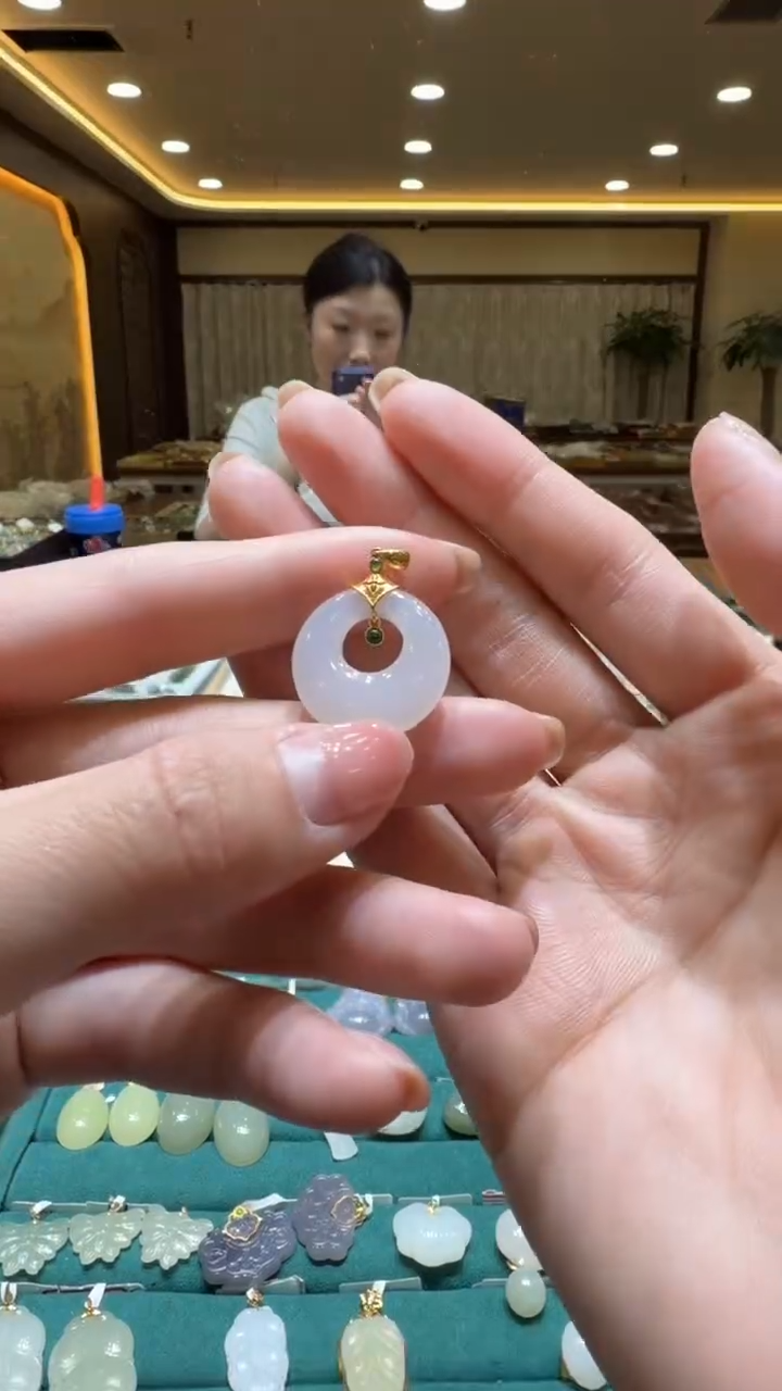 颈饰18K金镶嵌和田玉挂件多样性发一