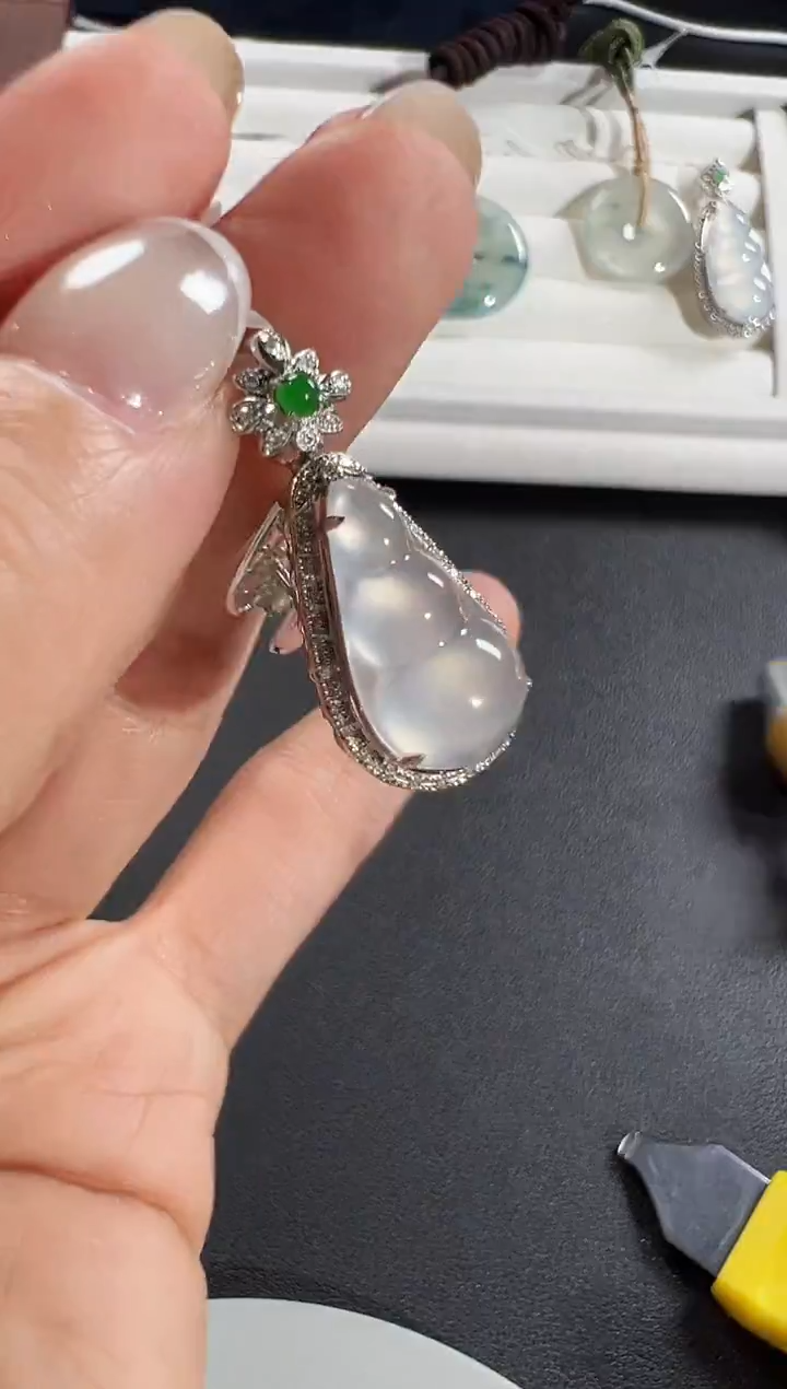 颈饰18K金镶嵌翡翠KJX1230-010