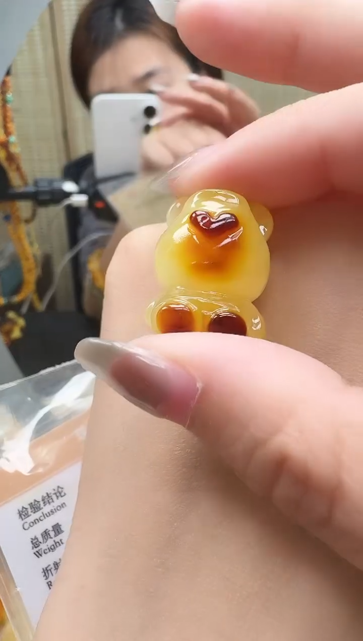 未镶嵌琥珀裸石如图