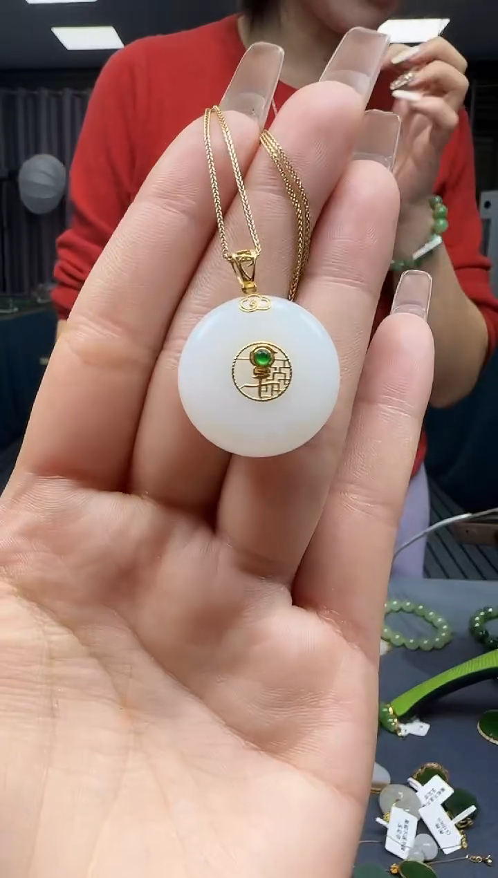 【闪购商品】和田玉挂件18K金镶嵌1