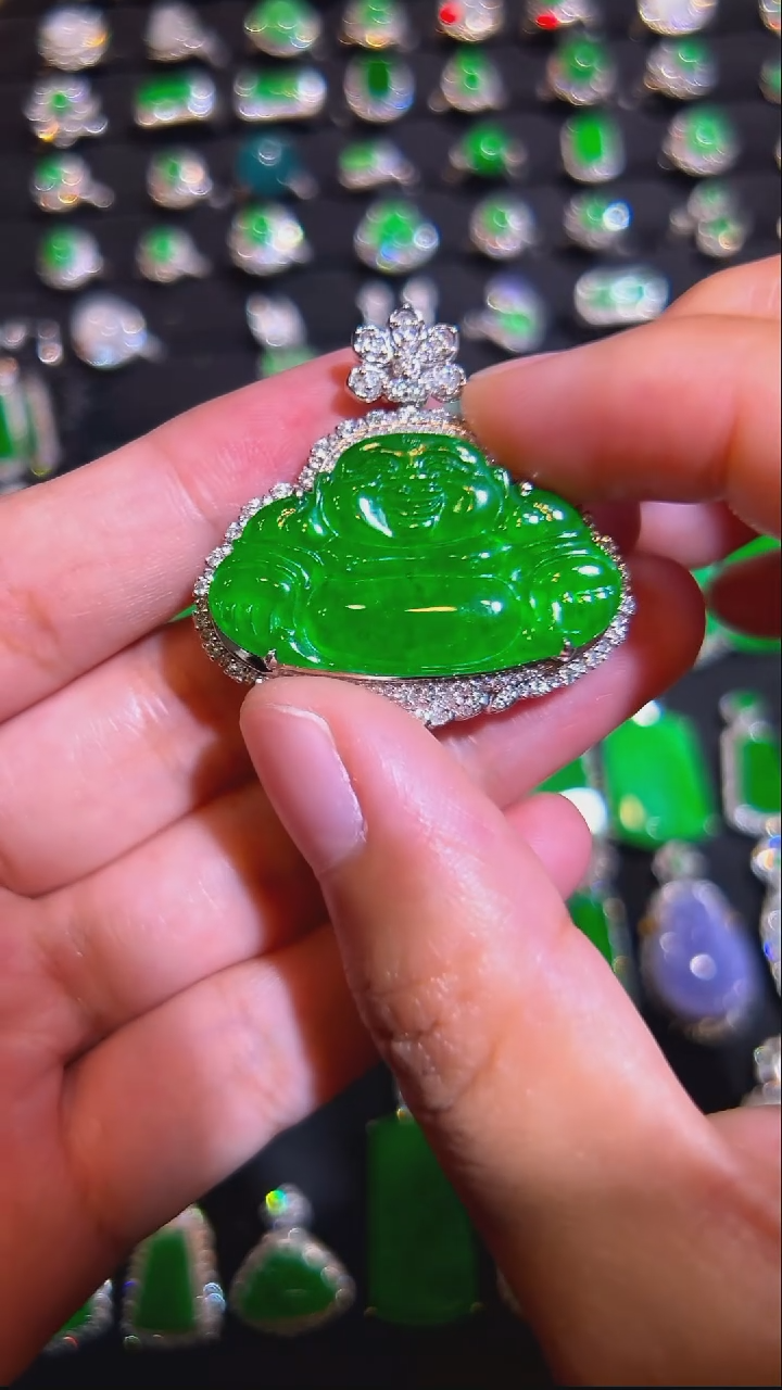 颈饰18K金镶嵌翡翠吊坠