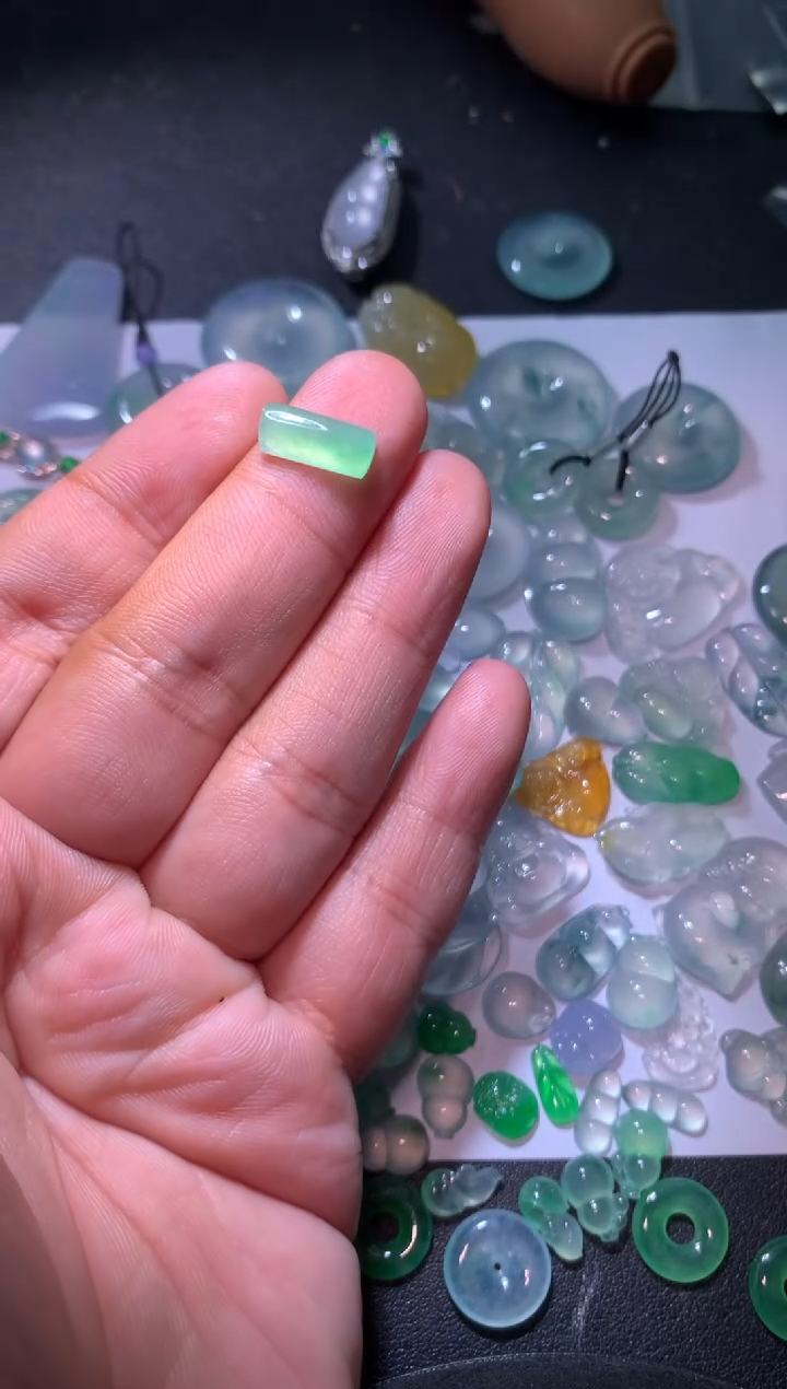 【闪购商品】翡翠颈饰未镶嵌马鞍