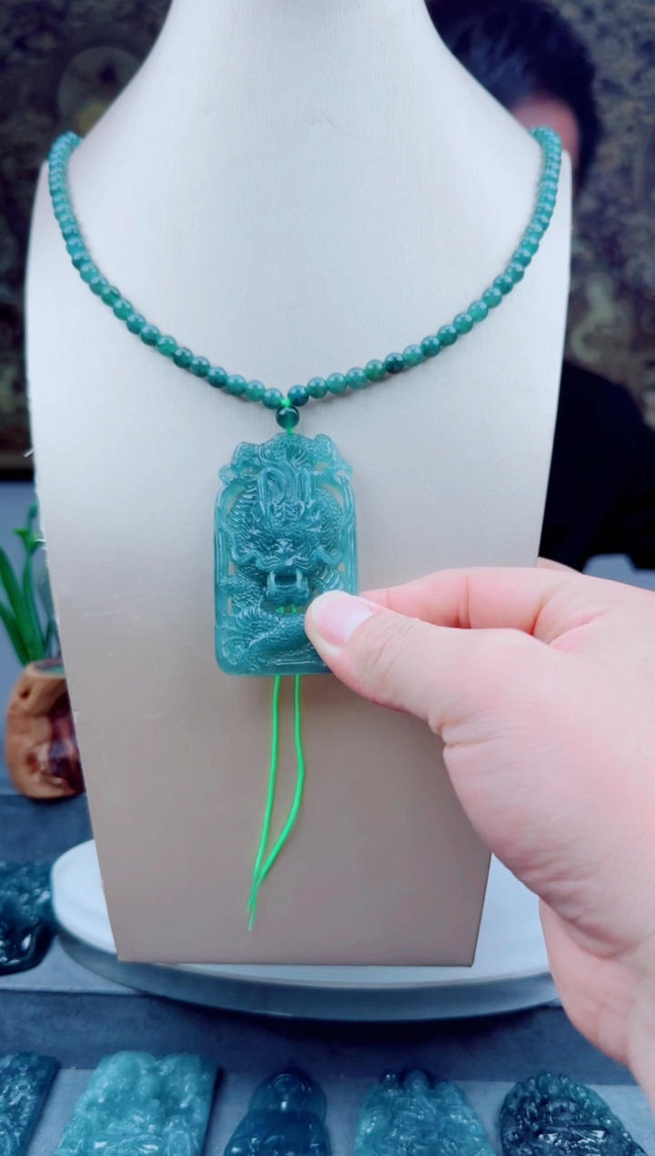 翡翠未镶嵌颈饰                 